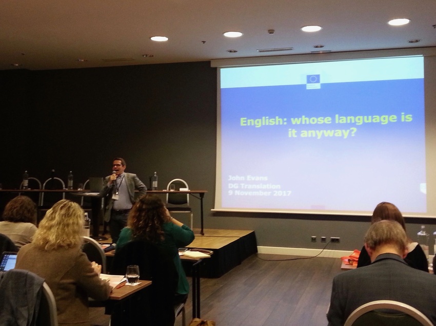 Konferenssin keynote-puhujana oli Euroopan komission käännöstoimen pääosasto DGT:n kääntäjä John Evans.