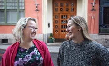 SKTL:n nykyinen puheenjohtaja Sanna Kokkonen (vasemmalla) ja tuleva puheenjohtaja Heidi Nyblom Kuorikoski.