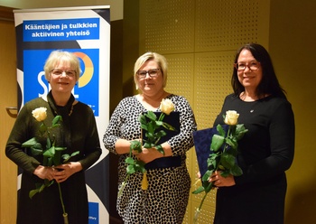 Vasemmalta oikealle: Inkeri Vehmas-Thesslund, Mirka Lahti ja Laura Jänisniemi saivat kokouksessa kultaiset ansiomerkit.