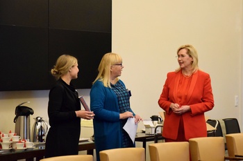 SKTL:n puheenjohtaja Sirpa Alkunen ja toiminnanjohtaja Jenni Kavén välittivät liiton jouluterveiset sivistysvaliokunnan kokouksessa eduskunnassa 5.12.