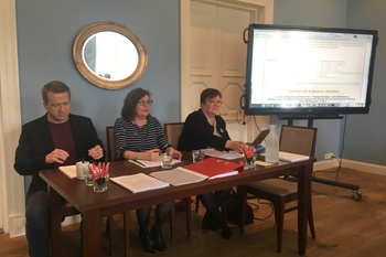 Vasemmalta oikealle: SKTL:n puheenjohtaja Heikki Karjalainen, kevätkokouksen puheenjohtajana toiminut Gun-Viol Vik sekä sihteerinä toiminut SKTL:n toiminnanjohtaja Kristiina Antinjuntti.