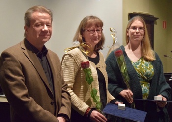 Puheenjohtaja Heikki Karjalainen ojensi syyskokouksessa Leena Salmelle (keskellä) kultaisen ansiomerkin ja Minna Ruokoselle hopeisen ansiomerkin.