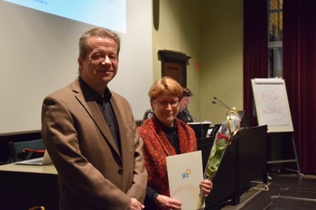 Puheenjohtaja Heikki Karjalainen ojensi syykokouksessa Mary Nurmiselle 40-vuotisjuhlarahaston stipendin.