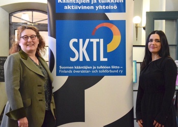 Ennen syyskokousta tutustuttiin uusiin käännös- ja tulkkausaiheisiin lopputöihin. Asioimistulkkiopiskelija Zeynep Niiranen (oik.) esitteli Binnaz Danacin kanssa tekemäänsä opinnäytetyötä, jonka aiheena on Pysytään pystyssä! -nimisen kaatumisen ehkäisyoppaan kääntäminen turkin kielelle. Merja Sainio (vas.) esitteli graduaan Mihin kääntäjä tarvitsee typografiaa? Tekstin asu ja kieliasiantuntijuus.