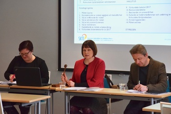 Kokouksen puheenjohtajana toimi Hanna Lappalainen (keskellä) ja sihteerinä SKTL:n toiminnanjohtaja Kristiina Antinjuntti. SKTL:n puheenjohtaja Heikki Karjalainen esitteli kokouksessa toimintakertomuksen.