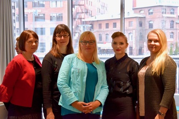 Tampereen paikallisosaston toimikunnan edustajia yhteiskuvassa. Vasemmalta oikealle: rahastonhoitaja Hanna Lappalainen, varapuheenjohtaja Pia von Essen, puheenjohtaja Sirpa Alkunen sekä opiskelijajäsenet Senja Ukkonen ja Anna Beckers.