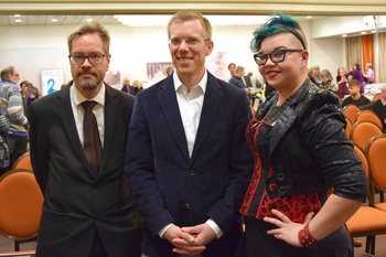 SKTL:n jäsen, kääntäjä Owen Witesman (keskellä) kertoi Vihtorin kirjamessuilla työstään suomalaisen kirjallisuuden englannintajana. Haastattelijoina Markus Määttänen ja Salla Simukka.