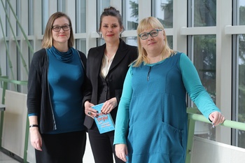 Kuvassa Natasha Vilokkisen (keskellä) lisäksi seminaarin järjestäjät: professori Kaisa Koskinen (vas.) sekä liiton varapuheenjohtaja Sirpa Alkunen.